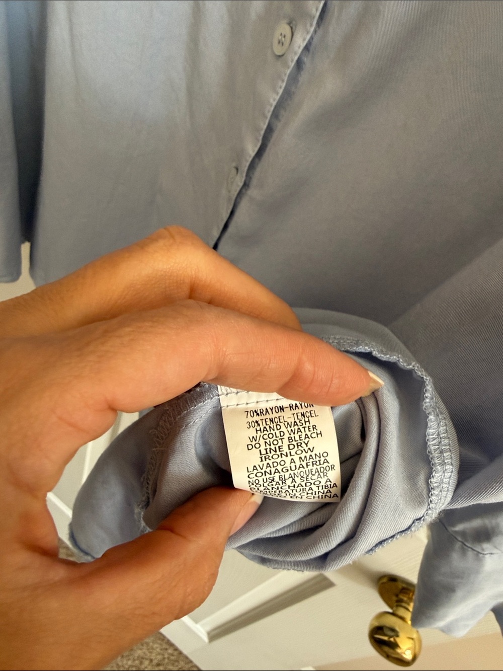 🌸 Woman’s light blue button down - Picture 6 of 7